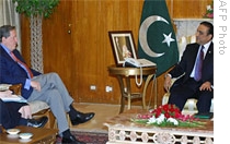 Pakistani Pres. Asif Ali Zardari (R) speaking with US Special envoy for Pakistan and Afghanistan Richard Holbrooke (L) in Islamabad, 03 Jun 2009