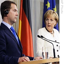 Germany's Angela Merkel (R) and Russia's Dmitry Medvedev (L) at a news conference in Munich suburbs in southern Germany, 16 Jul 2009