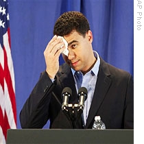 Dep. White House Press Sec. Bill Burton wipes his brow as he briefs the media in an un-air conditioned gym in Mass. 24 Aug 2009