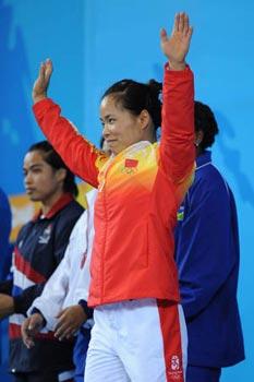 Chen Yanqing of China waves to spectors before women's weightlifting 58kg Group A competition of Beijing 2008 Olympic Games at Beijing University of Aeronautics & Astronautics Gymnasium in Beijing, China, Aug. 11, 2008.(Xinhua/Wu Wei)