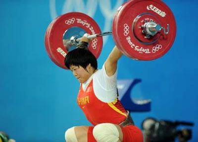 Liu Chunhong of China takes a snatch lift during the women's 69kg final of weightlifting at Beijing 2008 Olympic Games in Beijing, China, Aug. 13, 2008. Liu set a new world record in snatch lift with 128 kilos.(Xinhua Photo/Yang Lei)
