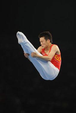 China's Lu Chunlong competes during trampoline men's final of Beijing 2008 Olympic Games at National Indoor Stadium in Beijing, China, Aug. 19, 2008. Lu claimed the title of the event with a score of 41.00. (Xinhua Photo)