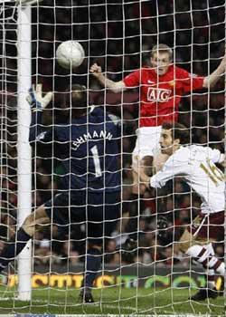 Manchester&nbsp;United's&nbsp;Darren&nbsp;Fletcher&nbsp;(C)&nbsp;scores&nbsp;his&nbsp;second&nbsp;goal&nbsp;past&nbsp;Arsenal's&nbsp;Jens&nbsp;Lehmann&nbsp;(L)&nbsp;during&nbsp;their&nbsp;FA&nbsp;Cup&nbsp;fifth&nbsp;round&nbsp;soccer&nbsp;match&nbsp;at&nbsp;Old&nbsp;Trafford&nbsp;in&nbsp;Manchester,&nbsp;northern&nbsp;England&nbsp;February&nbsp;16,&nbsp;2008.&nbsp;(Reuters)