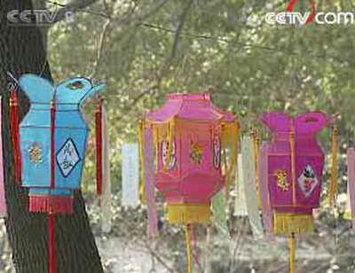 In&nbsp;the&nbsp;metropolis&nbsp;of&nbsp;Shanghai,&nbsp;an&nbsp;age-old&nbsp;garden&nbsp;is&nbsp;all&nbsp;dressed&nbsp;for&nbsp;the&nbsp;coming&nbsp;celebration&nbsp;of&nbsp;Lantern&nbsp;Festival.