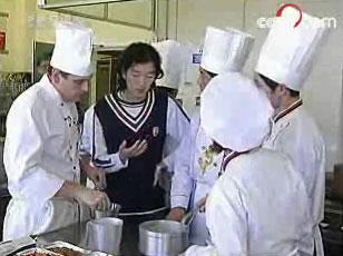 In&nbsp;an&nbsp;effort&nbsp;to&nbsp;satisfy&nbsp;Western&nbsp;tastes,&nbsp;Beijing&nbsp;Olympic&nbsp;organizers&nbsp;have&nbsp;sent&nbsp;hundreds&nbsp;of&nbsp;chefs&nbsp;to&nbsp;England&nbsp;to&nbsp;learn&nbsp;how&nbsp;to&nbsp;cook&nbsp;Western&nbsp;cuisine.