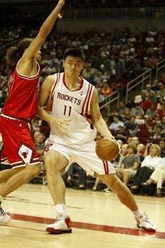 Tracy&nbsp;McGrady&nbsp;had&nbsp;24&nbsp;points&nbsp;and&nbsp;eight&nbsp;assists&nbsp;to&nbsp;help&nbsp;Houston&nbsp;extend&nbsp;their&nbsp;winning&nbsp;streak&nbsp;to&nbsp;12&nbsp;games,&nbsp;taking&nbsp;a&nbsp;win&nbsp;over&nbsp;the&nbsp;Chicago&nbsp;Bulls&nbsp;on&nbsp;Sunday&nbsp;night.&nbsp;(Photo:&nbsp;sina.com)