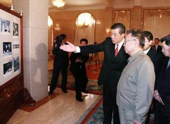 Kim&nbsp;Jong-Il,&nbsp;leader&nbsp;of&nbsp;the&nbsp;Democratic&nbsp;People's&nbsp;Republic&nbsp;of&nbsp;Korea,&nbsp;has&nbsp;visited&nbsp;the&nbsp;Chinese&nbsp;Embassy&nbsp;in&nbsp;Pyongyang.&nbsp;