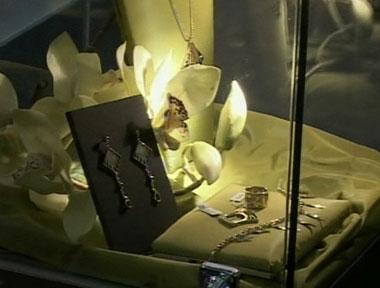 The&nbsp;Hong&nbsp;Kong&nbsp;International&nbsp;Jewelry&nbsp;Show&nbsp;is&nbsp;the&nbsp;third&nbsp;largest&nbsp;of&nbsp;its&nbsp;kind&nbsp;in&nbsp;the&nbsp;world.&nbsp;This&nbsp;year's&nbsp;show&nbsp;has&nbsp;attracted&nbsp;more&nbsp;exhibitors&nbsp;than&nbsp;ever.