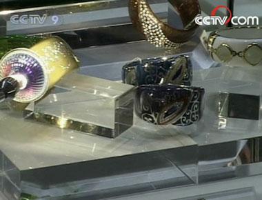 The&nbsp;Hong&nbsp;Kong&nbsp;International&nbsp;Jewelry&nbsp;Show&nbsp;is&nbsp;the&nbsp;third&nbsp;largest&nbsp;of&nbsp;its&nbsp;kind&nbsp;in&nbsp;the&nbsp;world.&nbsp;This&nbsp;year's&nbsp;show&nbsp;has&nbsp;attracted&nbsp;more&nbsp;exhibitors&nbsp;than&nbsp;ever.