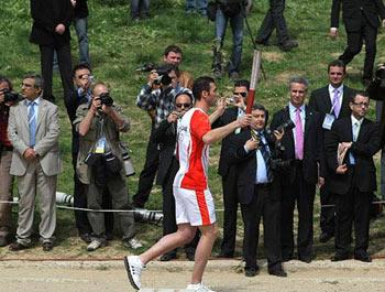 Alexandros&nbsp;Nikolaidis&nbsp;runs&nbsp;to&nbsp;the&nbsp;monument&nbsp;of&nbsp;Pierre&nbsp;de&nbsp;Coubertin,&nbsp;the&nbsp;founder&nbsp;of&nbsp;the&nbsp;Modern&nbsp;Olympics.