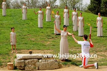 High&nbsp;Priestess,&nbsp;actress&nbsp;Maria&nbsp;Nafpliotou,&nbsp;kindles&nbsp;a&nbsp;torch&nbsp;held&nbsp;by&nbsp;Alexandros&nbsp;Nikolaidis,&nbsp;Greece's&nbsp;Olympic&nbsp;silver&nbsp;medallist&nbsp;for&nbsp;taekwondo.
