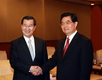 Hu&nbsp;Jintao&nbsp;(R),&nbsp;general&nbsp;secretary&nbsp;of&nbsp;the&nbsp;Communist&nbsp;Party&nbsp;of&nbsp;China&nbsp;Central&nbsp;Committee,&nbsp;shakes&nbsp;hands&nbsp;with&nbsp;Vincent&nbsp;Siew,&nbsp;chairman&nbsp;of&nbsp;the&nbsp;Taiwan-based&nbsp;Cross-Straits&nbsp;Common&nbsp;Market&nbsp;Foundation,&nbsp;in&nbsp;Boao,&nbsp;south&nbsp;China's&nbsp;Hainan&nbsp;Province,&nbsp;April&nbsp;12,&nbsp;2008.&nbsp;[Xinhua]