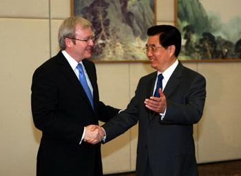 Chinese&nbsp;President&nbsp;Hu&nbsp;Jintao&nbsp;(R)&nbsp;shakes&nbsp;hands&nbsp;with&nbsp;Australian&nbsp;Prime&nbsp;Minister&nbsp;Kevin&nbsp;Rudd&nbsp;who&nbsp;attends&nbsp;the&nbsp;annual&nbsp;meeting&nbsp;of&nbsp;the&nbsp;Boao&nbsp;Forum&nbsp;for&nbsp;Asia&nbsp;(BFA)&nbsp;in&nbsp;Sanya,&nbsp;south&nbsp;China's&nbsp;Hainan&nbsp;Province,&nbsp;April&nbsp;12,&nbsp;2008.&nbsp;(Xinhua&nbsp;Photo)