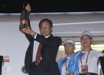 Liu Jingmin (L), the executive vice president of the Beijing Organizing Committee for the 2008 Olympic Games (BOCOG), walks out of the cabin with the lantern which holds the Olympic flame in his hands at the airport in Dar es Salaam, the largest city of Tanzania, April 12, 2008. Dar es Salaam is the eighth leg of the 2008 Beijing Olympic Games torch relay global tour outside the Chinese mainland. (Xinhua Photo)