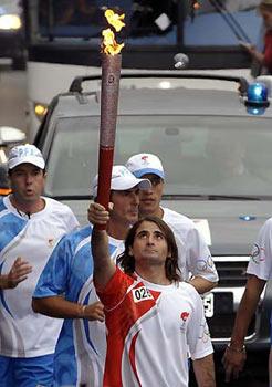 Torchbearer&nbsp;Javier&nbsp;Conte&nbsp;raise&nbsp;the&nbsp;torch&nbsp;during&nbsp;the&nbsp;torch&nbsp;relay&nbsp;in&nbsp;Buenos&nbsp;Aires,&nbsp;Argentina,&nbsp;April&nbsp;11,&nbsp;2008.&nbsp;Buenos&nbsp;Aires&nbsp;is&nbsp;the&nbsp;7th&nbsp;stop&nbsp;of&nbsp;the&nbsp;2008&nbsp;Beijing&nbsp;Olympic&nbsp;Games&nbsp;torch&nbsp;relay&nbsp;outside&nbsp;the&nbsp;Chinese&nbsp;mainland.&nbsp;(Xinhua&nbsp;Photo)