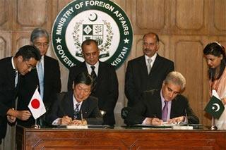 Visiting&nbsp;Japanese&nbsp;Foreign&nbsp;Minister&nbsp;Masahiko&nbsp;Komura,&nbsp;center&nbsp;left,&nbsp;along&nbsp;with&nbsp;his&nbsp;Pakistani&nbsp;counter&nbsp;part&nbsp;Shah&nbsp;Mahmood&nbsp;Qureshi,&nbsp;center&nbsp;right,&nbsp;sign&nbsp;documents&nbsp;after&nbsp;their&nbsp;meeting&nbsp;at&nbsp;the&nbsp;Foreign&nbsp;Ministry&nbsp;in&nbsp;Islamabad,&nbsp;Pakistan&nbsp;on&nbsp;Saturday,&nbsp;May&nbsp;3,&nbsp;2008.&nbsp;Komura&nbsp;has&nbsp;offered&nbsp;to&nbsp;help&nbsp;Pakistan's&nbsp;newly&nbsp;elected&nbsp;government&nbsp;in&nbsp;the&nbsp;fight&nbsp;against&nbsp;terrorism.(AP&nbsp;Photo/Anjum&nbsp;Naveed)
