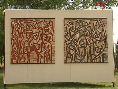 Taiwan&nbsp;artist&nbsp;presents&nbsp;his&nbsp;latest&nbsp;works&nbsp;echoing&nbsp;the&nbsp;Olympic&nbsp;slogan&nbsp;"One&nbsp;World,&nbsp;One&nbsp;Dream"&nbsp;in&nbsp;Chaoyang&nbsp;Park.(Photo:&nbsp;CCTV.com)