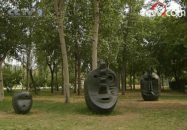 Taiwan&nbsp;artist&nbsp;presents&nbsp;his&nbsp;latest&nbsp;works&nbsp;echoing&nbsp;the&nbsp;Olympic&nbsp;slogan&nbsp;"One&nbsp;World,&nbsp;One&nbsp;Dream"&nbsp;in&nbsp;Chaoyang&nbsp;Park.(Photo:&nbsp;CCTV.com)