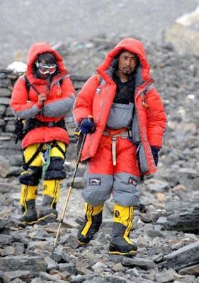 And&nbsp;the&nbsp;brave&nbsp;torchbearers&nbsp;have&nbsp;returned&nbsp;from&nbsp;the&nbsp;top&nbsp;of&nbsp;Mount&nbsp;Qomolangma.