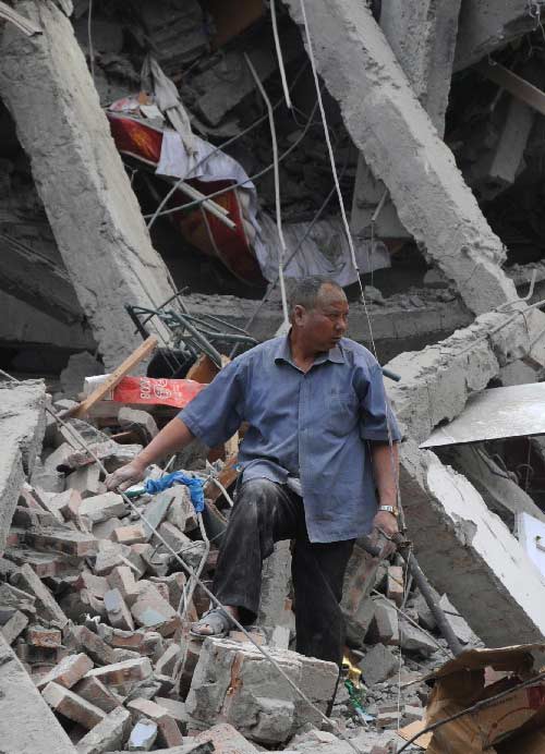 四川都江堰市内许多房屋垮塌(组图)