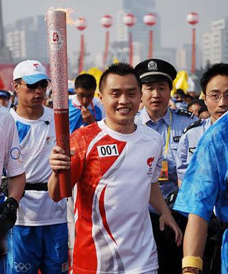 The&nbsp;Beijing&nbsp;Olympic&nbsp;torch&nbsp;relay&nbsp;kicked&nbsp;off&nbsp;Friday&nbsp;in&nbsp;Nanchang,&nbsp;the&nbsp;capital&nbsp;city&nbsp;of&nbsp;Jiangxi&nbsp;province,&nbsp;Central&nbsp;China,&nbsp;with&nbsp;a&nbsp;&nbsp;shortened&nbsp;route&nbsp;and&nbsp;simplified&nbsp;ceremonies.&nbsp;