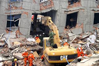 Rescuers&nbsp;try&nbsp;to&nbsp;extricate&nbsp;Bian&nbsp;Gangfen&nbsp;from&nbsp;ruins&nbsp;in&nbsp;a&nbsp;chemical&nbsp;factory&nbsp;in&nbsp;the&nbsp;quake-hit&nbsp;Yinghua&nbsp;Town&nbsp;of&nbsp;Shifang&nbsp;City&nbsp;in&nbsp;southwest&nbsp;China's&nbsp;Sichuan&nbsp;Province,&nbsp;May&nbsp;17,&nbsp;2008.&nbsp;Bian&nbsp;Gangfen,&nbsp;31,&nbsp;was&nbsp;successfully&nbsp;rescued&nbsp;at&nbsp;18:18&nbsp;p.m.&nbsp;on&nbsp;Saturday,&nbsp;124&nbsp;hours&nbsp;after&nbsp;she&nbsp;was&nbsp;trapped&nbsp;amid&nbsp;concrete&nbsp;in&nbsp;the&nbsp;deadly&nbsp;earthquake.&nbsp;(Xinhua/Yuan&nbsp;Jian)
