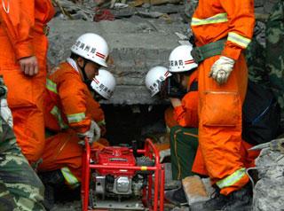 Rescuers&nbsp;try&nbsp;to&nbsp;extricate&nbsp;Bian&nbsp;Gangfen&nbsp;from&nbsp;ruins&nbsp;in&nbsp;a&nbsp;chemical&nbsp;factory&nbsp;in&nbsp;the&nbsp;quake-hit&nbsp;Yinghua&nbsp;Town&nbsp;of&nbsp;Shifang&nbsp;City&nbsp;in&nbsp;southwest&nbsp;China's&nbsp;Sichuan&nbsp;Province,&nbsp;May&nbsp;17,&nbsp;2008.&nbsp;Bian&nbsp;Gangfen,&nbsp;31,&nbsp;was&nbsp;successfully&nbsp;rescued&nbsp;at&nbsp;18:18&nbsp;p.m.&nbsp;on&nbsp;Saturday,&nbsp;124&nbsp;hours&nbsp;after&nbsp;she&nbsp;was&nbsp;trapped&nbsp;amid&nbsp;concrete&nbsp;in&nbsp;the&nbsp;deadly&nbsp;earthquake.&nbsp;(Xinhua/Ye&nbsp;Jianping)&nbsp;