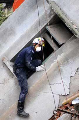 A&nbsp;member&nbsp;of&nbsp;a&nbsp;rescue&nbsp;team&nbsp;from&nbsp;Singapore&nbsp;searches&nbsp;for&nbsp;survivors&nbsp;in&nbsp;the&nbsp;quake-hit&nbsp;Hongbai&nbsp;Town&nbsp;of&nbsp;Shifang&nbsp;City&nbsp;in&nbsp;southwest&nbsp;China's&nbsp;Sichuan&nbsp;Province,&nbsp;May&nbsp;17,&nbsp;2008.&nbsp;The&nbsp;team&nbsp;of&nbsp;55&nbsp;members&nbsp;from&nbsp;Singapore&nbsp;started&nbsp;their&nbsp;rescue&nbsp;mission&nbsp;in&nbsp;the&nbsp;serious&nbsp;devastated&nbsp;Hongbai&nbsp;Town&nbsp;on&nbsp;Saturday.(Xinhua/Jiang&nbsp;Fan)