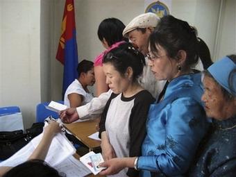 Mongolians&nbsp;prepare&nbsp;to&nbsp;vote&nbsp;in&nbsp;a&nbsp;parliamentary&nbsp;election&nbsp;at&nbsp;a&nbsp;polling&nbsp;station&nbsp;in&nbsp;Bayanzurkh&nbsp;district&nbsp;of&nbsp;Mongolian&nbsp;capital&nbsp;of&nbsp;Ulan&nbsp;Bator&nbsp;Sunday,&nbsp;June&nbsp;29,&nbsp;2008.(AP&nbsp;Photo/Ganbat&nbsp;Namjilsangarav)