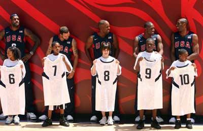 Members&nbsp;of&nbsp;the&nbsp;2008&nbsp;U.S.&nbsp;Olympic&nbsp;Team&nbsp;for&nbsp;men's&nbsp;basketball&nbsp;(back&nbsp;row)&nbsp;stand&nbsp;with&nbsp;fans&nbsp;during&nbsp;a&nbsp;fan&nbsp;celebration&nbsp;at&nbsp;Rockefeller&nbsp;Center&nbsp;in&nbsp;New&nbsp;York,&nbsp;the&nbsp;United&nbsp;States,&nbsp;June&nbsp;30,&nbsp;2008.(Xinhua/Hou&nbsp;Jun)