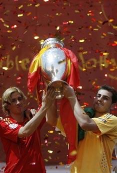 Spain's&nbsp;soccer&nbsp;captain&nbsp;Iker&nbsp;Casillas,&nbsp;right,&nbsp;and&nbsp;teammate&nbsp;Fernando&nbsp;Torres&nbsp;hold&nbsp;the&nbsp;trophy&nbsp;on&nbsp;their&nbsp;arrival&nbsp;in&nbsp;Madrid,&nbsp;Monday,&nbsp;June&nbsp;30,&nbsp;2008,&nbsp;after&nbsp;Spain&nbsp;won&nbsp;the&nbsp;Euro&nbsp;2008&nbsp;European&nbsp;Soccer&nbsp;Championships&nbsp;final&nbsp;against&nbsp;Germany.(AP&nbsp;Photo/Daniel&nbsp;Ochoa&nbsp;de&nbsp;Olza)