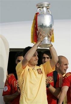 Spain's&nbsp;soccer&nbsp;captain&nbsp;Iker&nbsp;Casillas&nbsp;raises&nbsp;the&nbsp;trophyon&nbsp;the&nbsp;team's&nbsp;arrival&nbsp;at&nbsp;Barajas&nbsp;airport&nbsp;in&nbsp;Madrid,&nbsp;Monday,&nbsp;June&nbsp;30,&nbsp;2008,&nbsp;after&nbsp;Spain&nbsp;won&nbsp;the&nbsp;Euro&nbsp;2008&nbsp;European&nbsp;Soccer&nbsp;Championships&nbsp;final&nbsp;against&nbsp;Germany.(AP&nbsp;Photo/Paul&nbsp;White)&nbsp;