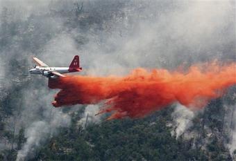 Heavy&nbsp;Air&nbsp;Tanker&nbsp;07&nbsp;drops&nbsp;retardant&nbsp;on&nbsp;the&nbsp;northern&nbsp;edge&nbsp;of&nbsp;Lane&nbsp;2&nbsp;fire&nbsp;near&nbsp;Crown&nbsp;King,&nbsp;Ariz.,&nbsp;on&nbsp;Monday,&nbsp;June&nbsp;30,&nbsp;2008.&nbsp;A&nbsp;wildfire&nbsp;that&nbsp;forced&nbsp;the&nbsp;evacuation&nbsp;of&nbsp;a&nbsp;remote&nbsp;northern&nbsp;Arizona&nbsp;mountain&nbsp;community&nbsp;had&nbsp;grown&nbsp;to&nbsp;2,400&nbsp;acres&nbsp;by&nbsp;Monday&nbsp;afternoon,&nbsp;a&nbsp;fire&nbsp;spokeswoman&nbsp;said.(AP&nbsp;Photo/The&nbsp;Daily&nbsp;Courier,&nbsp;Les&nbsp;Stukenberg)