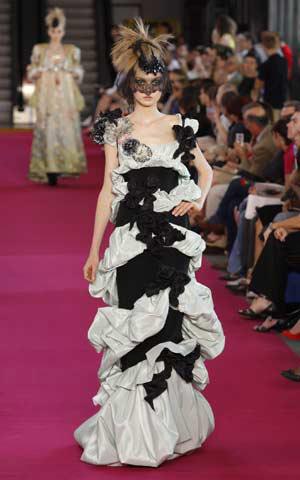 A&nbsp;model&nbsp;presents&nbsp;a&nbsp;creation&nbsp;by&nbsp;French&nbsp;designer&nbsp;Christian&nbsp;Lacroix&nbsp;as&nbsp;part&nbsp;of&nbsp;his&nbsp;Autumn/Winter&nbsp;2008-2009&nbsp;Haute&nbsp;Couture&nbsp;fashion&nbsp;collection&nbsp;in&nbsp;Paris,&nbsp;July&nbsp;1,&nbsp;2008.&nbsp;(Xinhua/Reuters&nbsp;Photo)