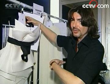 Rolland&nbsp;launched&nbsp;his&nbsp;own&nbsp;label&nbsp;last&nbsp;year.&nbsp;The&nbsp;present&nbsp;showing&nbsp;marks&nbsp;his&nbsp;third&nbsp;independent&nbsp;collection.(Photo:&nbsp;CCTV.com)