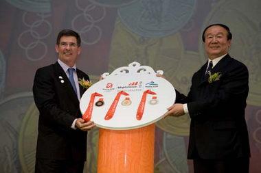 The medals for the Beijing Olympic and Paralympic Games have been officially delivered. BOCOG Executive Vice President Jiang Xiaoyu (R) received the delivery from BHP Billiton China President Clinton Dines(L).