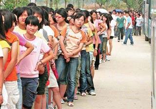 Students&nbsp;line&nbsp;up&nbsp;on&nbsp;Wednesday&nbsp;to&nbsp;familiarize&nbsp;themselves&nbsp;with&nbsp;the&nbsp;classrooms&nbsp;at&nbsp;Sichuan&nbsp;Engineering&nbsp;Technical&nbsp;College&nbsp;where&nbsp;they&nbsp;will&nbsp;sit&nbsp;their&nbsp;three-day&nbsp;long&nbsp;national&nbsp;college&nbsp;entrance&nbsp;examination&nbsp;from&nbsp;today.(Photo&nbsp;Source:&nbsp;China&nbsp;Daily)