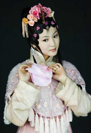 A&nbsp;piece&nbsp;of&nbsp;still&nbsp;shows&nbsp;an&nbsp;actress&nbsp;dressing&nbsp;as&nbsp;one&nbsp;of&nbsp;the&nbsp;four&nbsp;sisters&nbsp;in&nbsp;the&nbsp;Jia&nbsp;Mansion.&nbsp;[Photo:&nbsp;China&nbsp;News&nbsp;Service]