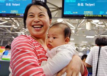 A&nbsp;woman&nbsp;holding&nbsp;her&nbsp;baby&nbsp;waits&nbsp;for&nbsp;boarding&nbsp;a&nbsp;plane&nbsp;at&nbsp;Gaoqi&nbsp;International&nbsp;Airport&nbsp;in&nbsp;Xiamen,&nbsp;a&nbsp;coastal&nbsp;city&nbsp;in&nbsp;southeast&nbsp;China's&nbsp;Fujian&nbsp;Province,&nbsp;June&nbsp;5,&nbsp;2008.&nbsp;Xiamen&nbsp;Airlines'&nbsp;Flight&nbsp;MF881&nbsp;carrying&nbsp;167&nbsp;passengers&nbsp;flew&nbsp;from&nbsp;Xiamen&nbsp;to&nbsp;Taipei&nbsp;in&nbsp;southeast&nbsp;China's&nbsp;Taiwan&nbsp;Province&nbsp;on&nbsp;June&nbsp;5,&nbsp;kicking&nbsp;off&nbsp;the&nbsp;charter&nbsp;flights&nbsp;across&nbsp;the&nbsp;Taiwan&nbsp;Straits&nbsp;for&nbsp;the&nbsp;Chinese&nbsp;traditional&nbsp;Duanwu&nbsp;Festival,&nbsp;or&nbsp;the&nbsp;Dragon&nbsp;Boat&nbsp;Festival,&nbsp;which&nbsp;falls&nbsp;on&nbsp;June&nbsp;8&nbsp;this&nbsp;year.(Xinhua/Jiang&nbsp;Kehong&nbsp;File&nbsp;Photo)