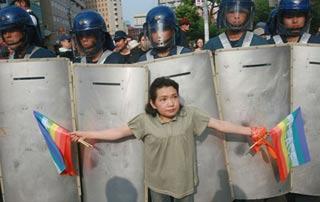 Riot&nbsp;policeman&nbsp;stand&nbsp;guard&nbsp;while&nbsp;anti-G8&nbsp;activists&nbsp;hold&nbsp;a&nbsp;demonstration&nbsp;in&nbsp;Sapporo,&nbsp;north&nbsp;Japan,&nbsp;July&nbsp;5,&nbsp;2008.&nbsp;(Xinhua&nbsp;Photo)