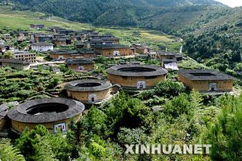 Tulou,&nbsp;the&nbsp;unique&nbsp;residential&nbsp;architecture&nbsp;of&nbsp;Fujian&nbsp;Province&nbsp;in&nbsp;southeastern&nbsp;China&nbsp;is&nbsp;inscribed&nbsp;on&nbsp;the&nbsp;UNESCO's&nbsp;World&nbsp;Heritage&nbsp;List&nbsp;Sunday&nbsp;during&nbsp;the&nbsp;32nd&nbsp;session&nbsp;of&nbsp;the&nbsp;World&nbsp;Heritage&nbsp;Committee&nbsp;that&nbsp;is&nbsp;taking&nbsp;place&nbsp;in&nbsp;this&nbsp;eastern&nbsp;Canadian&nbsp;city&nbsp;Quebec.&nbsp;The&nbsp;photo&nbsp;is&nbsp;taken&nbsp;in&nbsp;October,&nbsp;2002.&nbsp;[File&nbsp;Photo:&nbsp;Xinhua]