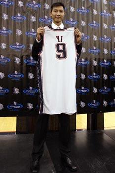 Yi&nbsp;Jianlian&nbsp;of&nbsp;China&nbsp;poses&nbsp;with&nbsp;his&nbsp;New&nbsp;Jersey&nbsp;Nets&nbsp;basketball&nbsp;jersey&nbsp;after&nbsp;a&nbsp;news&nbsp;conference&nbsp;in&nbsp;East&nbsp;Rutherford,&nbsp;New&nbsp;Jersey&nbsp;July&nbsp;9,&nbsp;2008.&nbsp;(Xinhua&nbsp;Photo)