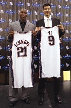 Yi&nbsp;Jianlian&nbsp;of&nbsp;China(R)&nbsp;with&nbsp;teammate&nbsp;Simmons&nbsp;pose&nbsp;with&nbsp;their&nbsp;New&nbsp;Jersey&nbsp;Nets&nbsp;basketball&nbsp;jersey&nbsp;after&nbsp;a&nbsp;news&nbsp;conference&nbsp;in&nbsp;East&nbsp;Rutherford,&nbsp;New&nbsp;Jersey&nbsp;July&nbsp;9,&nbsp;2008.&nbsp;(Xinhua&nbsp;Photo)
