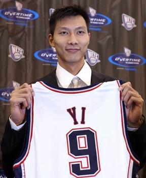 Yi&nbsp;Jianlian&nbsp;of&nbsp;China&nbsp;poses&nbsp;with&nbsp;his&nbsp;New&nbsp;Jersey&nbsp;Nets&nbsp;basketball&nbsp;jersey&nbsp;after&nbsp;a&nbsp;news&nbsp;conference&nbsp;in&nbsp;East&nbsp;Rutherford,&nbsp;New&nbsp;Jersey&nbsp;July&nbsp;9,&nbsp;2008.&nbsp;(Xinhua&nbsp;Photo)