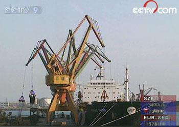 China's&nbsp;foreign&nbsp;trade&nbsp;surplus&nbsp;fell&nbsp;to&nbsp;99&nbsp;billion&nbsp;US&nbsp;dollars&nbsp;in&nbsp;the&nbsp;first&nbsp;half&nbsp;of&nbsp;this&nbsp;year.