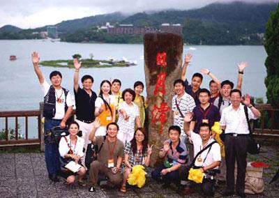 Many&nbsp;tourists&nbsp;from&nbsp;the&nbsp;Chinese&nbsp;mainland&nbsp;visit&nbsp;the&nbsp;Sun&nbsp;Moon&nbsp;Lake,&nbsp;a&nbsp;famous&nbsp;scenic&nbsp;spot&nbsp;in&nbsp;Taiwan&nbsp;on&nbsp;Sunday,&nbsp;July&nbsp;6,&nbsp;2008.&nbsp;&nbsp;(Xinhua&nbsp;Photo)
