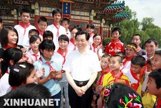 Chinese&nbsp;president&nbsp;Hu&nbsp;Jintao&nbsp;talks&nbsp;with&nbsp;students&nbsp;from&nbsp;quake-hit&nbsp;areas&nbsp;who&nbsp;visit&nbsp;Zhongnanhai&nbsp;in&nbsp;Beijing&nbsp;before&nbsp;going&nbsp;to&nbsp;Russia&nbsp;for&nbsp;further&nbsp;recuperation&nbsp;on&nbsp;Wednesday,&nbsp;July&nbsp;16,&nbsp;2008.&nbsp;The&nbsp;first&nbsp;group&nbsp;of&nbsp;181&nbsp;children&nbsp;from&nbsp;China's&nbsp;quake-hit&nbsp;provinces&nbsp;of&nbsp;Sichuan&nbsp;and&nbsp;Shaanxi&nbsp;will&nbsp;fly&nbsp;to&nbsp;Russia&nbsp;on&nbsp;Thursday&nbsp;for&nbsp;a&nbsp;three-week&nbsp;recuperative&nbsp;vacation.&nbsp;(Xinhua&nbsp;Photo)