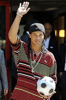 Brazilian&nbsp;superstar&nbsp;Ronaldinho&nbsp;waves&nbsp;to&nbsp;fans&nbsp;as&nbsp;he&nbsp;leaves&nbsp;the&nbsp;Milanello&nbsp;training&nbsp;centre&nbsp;after&nbsp;his&nbsp;medical&nbsp;in&nbsp;Carnago,&nbsp;northern&nbsp;Milan.&nbsp;Ronaldinho&nbsp;on&nbsp;Wednesday&nbsp;said&nbsp;he&nbsp;was&nbsp;delighted&nbsp;to&nbsp;have&nbsp;completed&nbsp;his&nbsp;18.5&nbsp;million&nbsp;euros&nbsp;move&nbsp;from&nbsp;Barcelona.(AFP/Giuseppe&nbsp;Cacace)&nbsp;