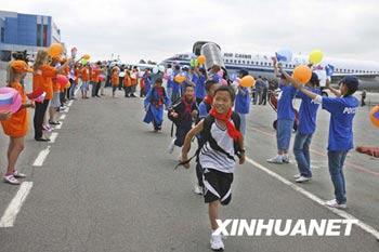 More&nbsp;than&nbsp;300&nbsp;teenagers&nbsp;from&nbsp;China's&nbsp;quake-hit&nbsp;provinces&nbsp;have&nbsp;arrived&nbsp;at&nbsp;the&nbsp;