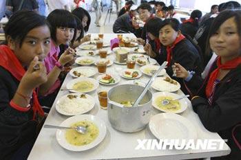More&nbsp;than&nbsp;300&nbsp;teenagers&nbsp;from&nbsp;China's&nbsp;quake-hit&nbsp;provinces&nbsp;have&nbsp;arrived&nbsp;at&nbsp;the&nbsp;